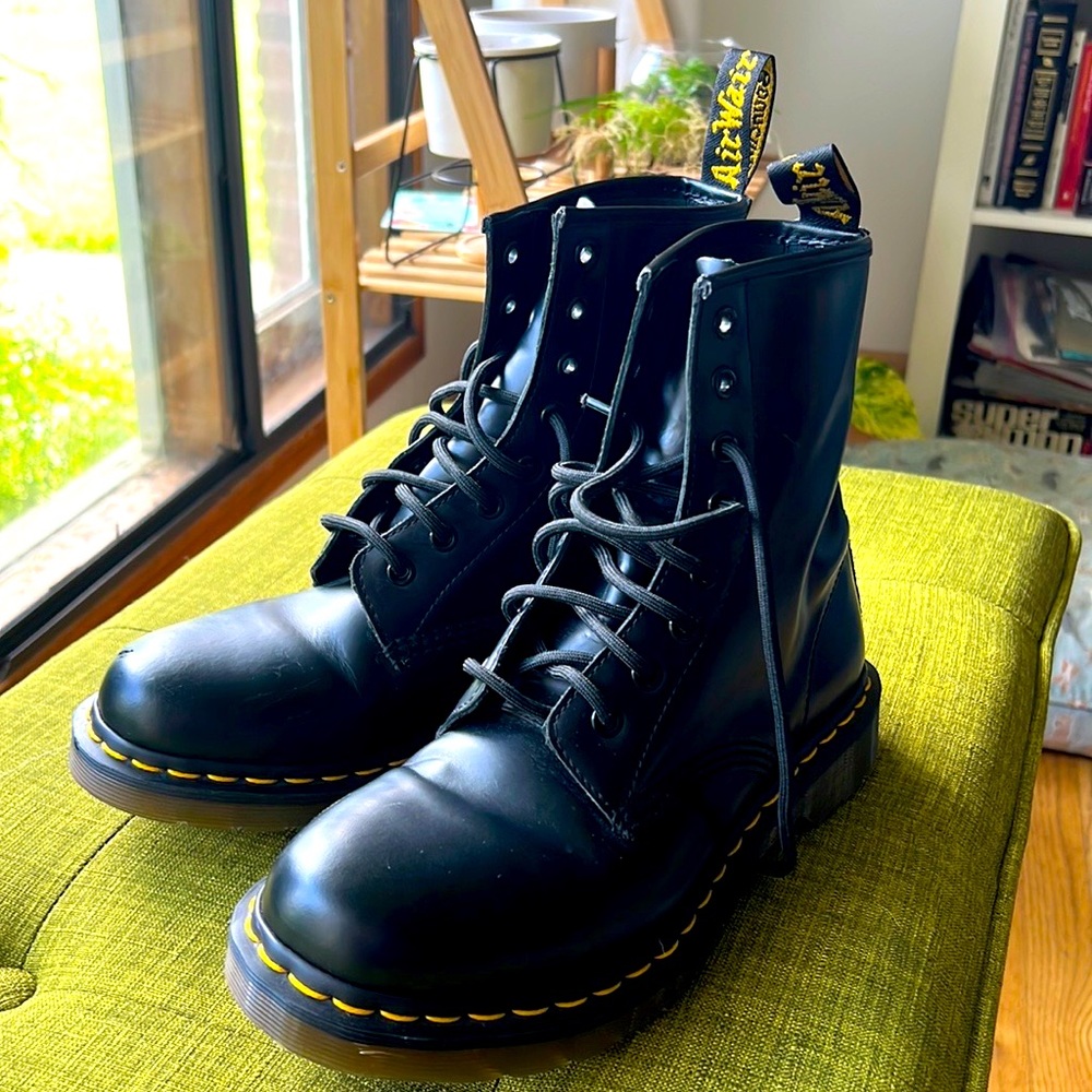 Dr Martens (Women’s 9) 1460 Smooth Leather Lace Up WORN ONCE 💫